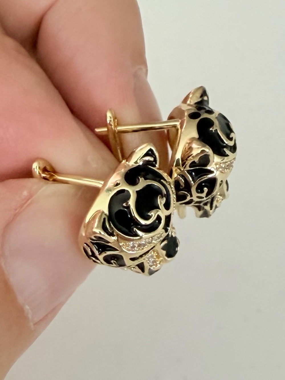 Leopard Head Stud Earrings. - Picture 3 of 4
